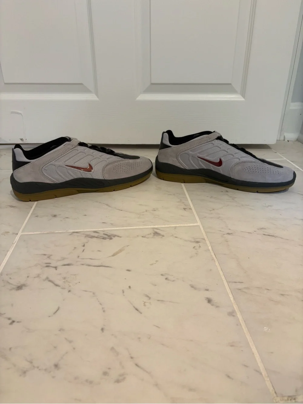 NIB NIKE SB Men’s Grey And Red Vertebrae Shoes